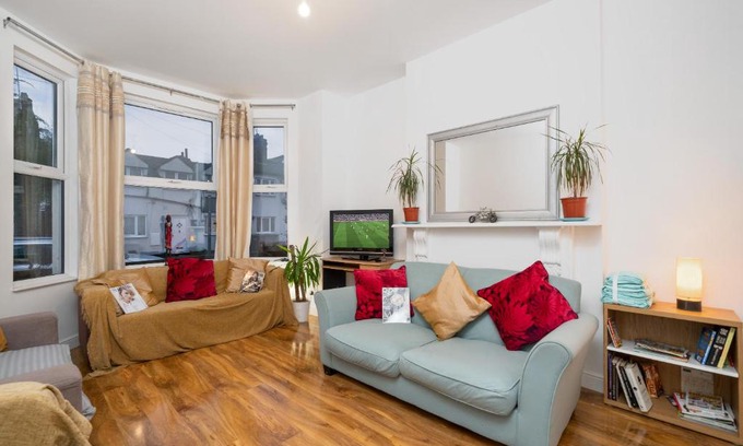 Cricklewood House | The White House