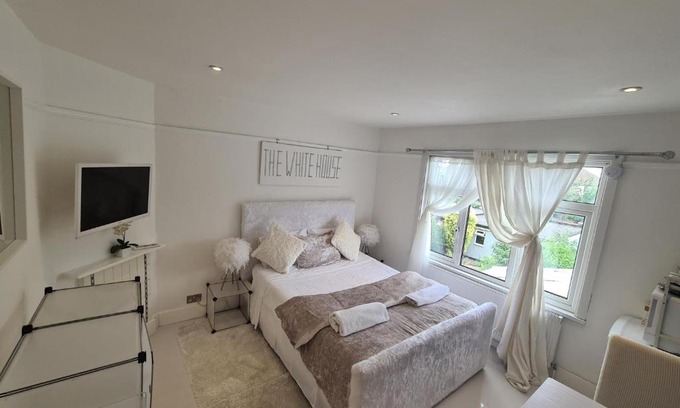 Cheshunt House | The White House