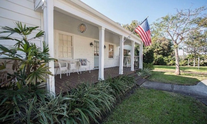 Melbourne House | The White House - Historic 2br Downtown Melbourne
