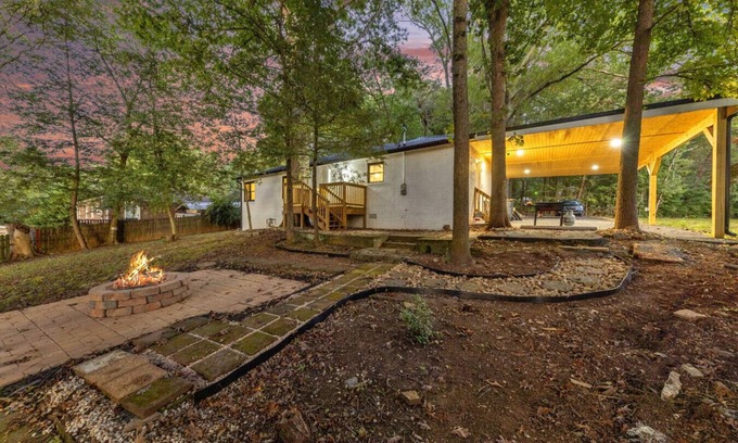 Eagleton Village Cabin | The White Lodge | 4BDR | Sleeps 8 with Fire Pit!