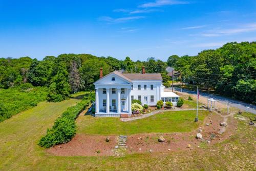 South Dennis House | The White Pillars