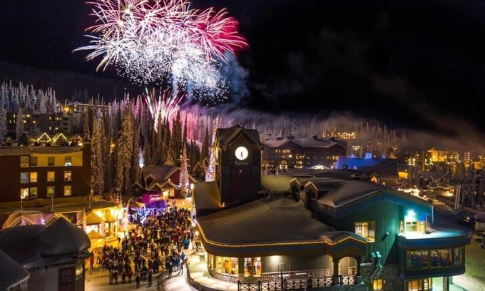 Snow Pine Estates Ski Chalet | The White Room | Priv. Hot Tub & Ski In/Ski Out