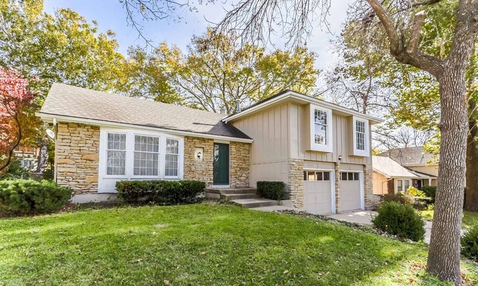 Overland Park House | The whole 3 bedrooms/3 baths single family house in Overland Park with sauna!