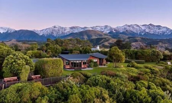 Hapuku House | The Whole Front House