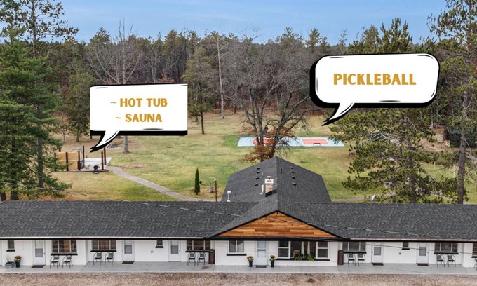 Grayling Cabin | The Windmoor Lodge | Sauna | Pickleball | Hot Tub