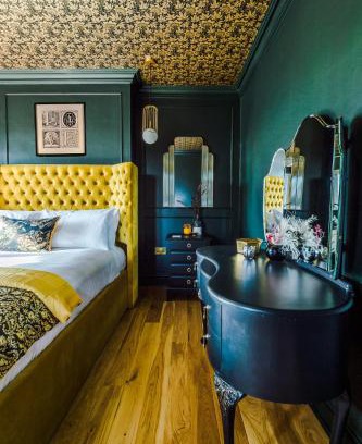 Old Windsor House | The Windsor Tapestries Retreat - Sleeps up to 9, Hot Tub, Free Parking, Dog Friendly