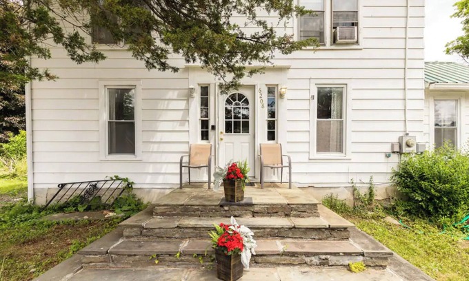 Valois House | The Wine Trail House