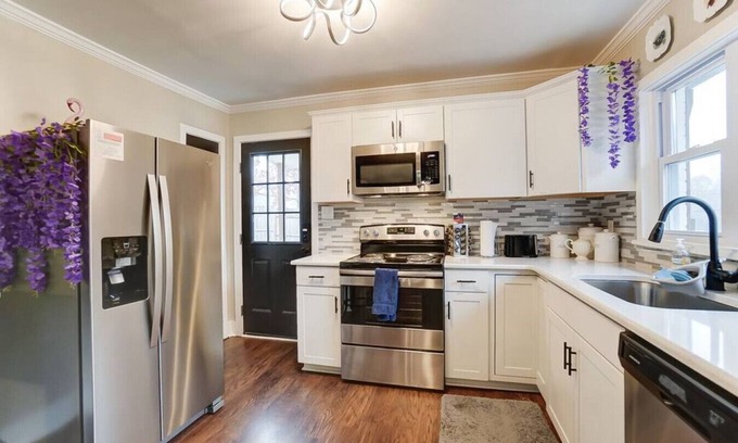 Belmont House | The Wonderland Getaway in Belmont - 12 Min to CLT