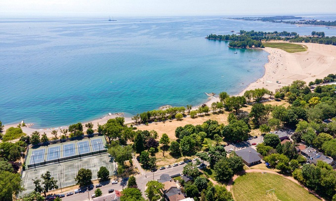 The Beaches Apartment | The Woodbine Beach House✔450yds from Beach ✔2BDRCondo✔Parking✔Garden