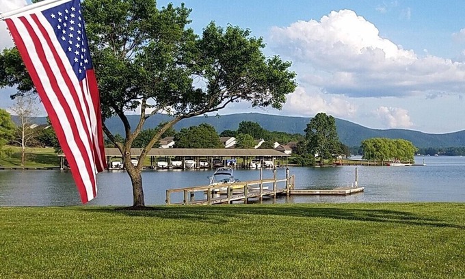 North Shore Condo | The Woodlands, Bernard's Landing, Smith Mountain Lake