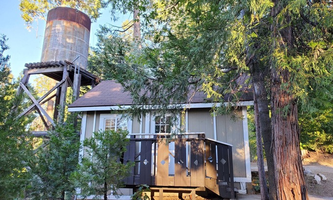 Twin Peaks Cabin | The Writer's Retreat at The Twin Peaks Lodge
