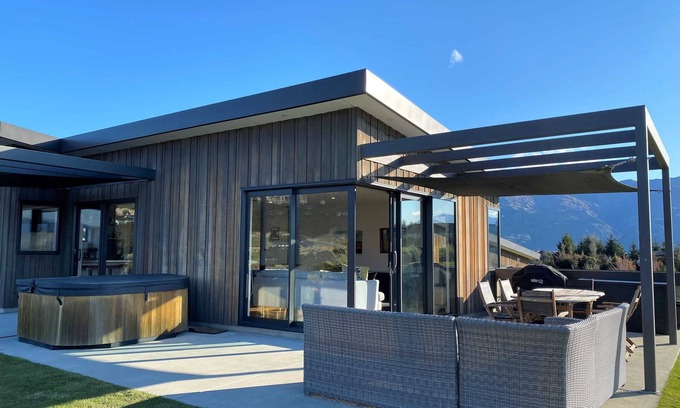 Wanaka House | The Yellow Door The S