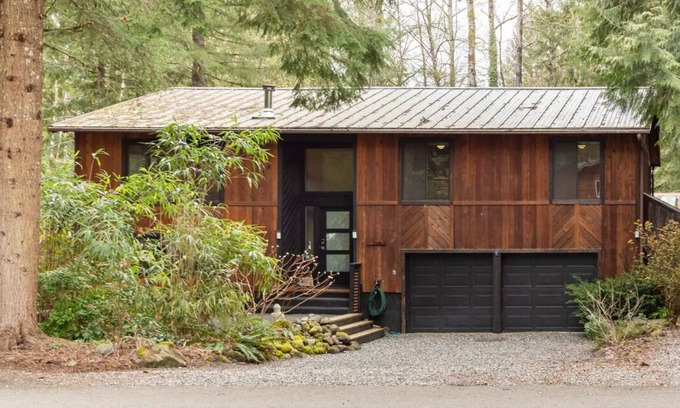 Mount Hood Village House | The Zen Den Modern Retreat Hot Tub & River Access