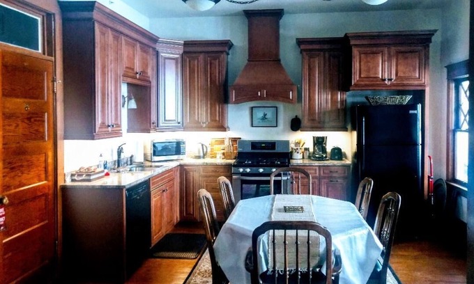 Three Forks Apartment | Thee Forks Mt. Historic 1910 Bryant Hotel 28 Minutes From Bozeman Montana
