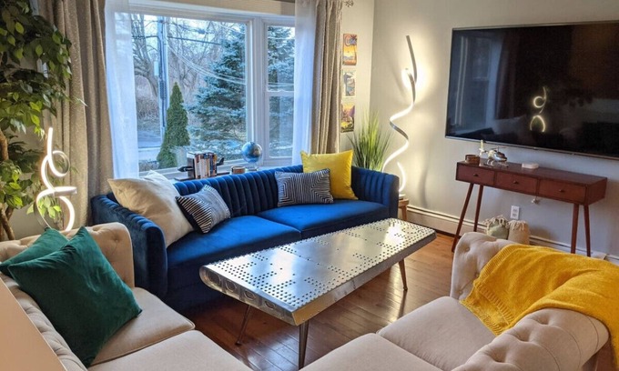 Middletown House | #TheFlightdeck | Stylish Home Near Newport & Navy