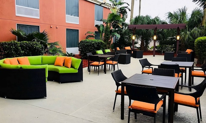 Florida Center Hotel | Theme Park Adventure! 2 Convenient Rooms, Pool, Onsite Parking, Shuttle Service