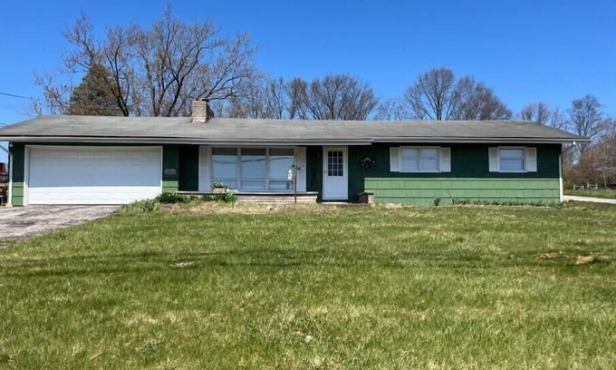 Bloomington House | This 3 bedroom 2 bathroom home is 2.1 miles away from IU’s Assembly Hall n