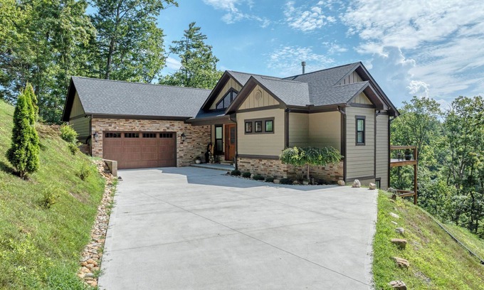 Townsend House | This amazing home has so much to offer ! located near the Great Smoky Mountains