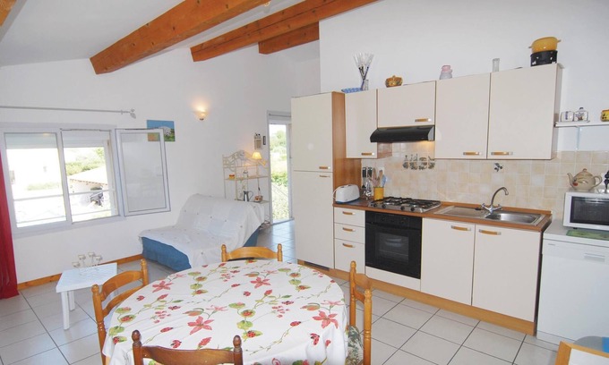 Mallemort Apartment | This apartment, completely renovated in 2008, welcomes you in a large house.