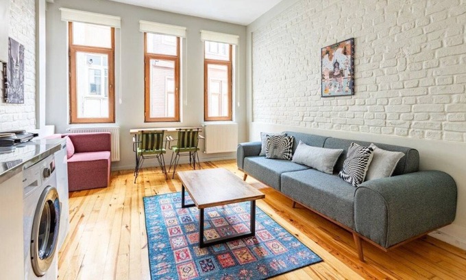 Pera Apartment | This apartment is a 1 bedroom(s), 1 bathrooms, located in Beyoğlu, İstanbul.