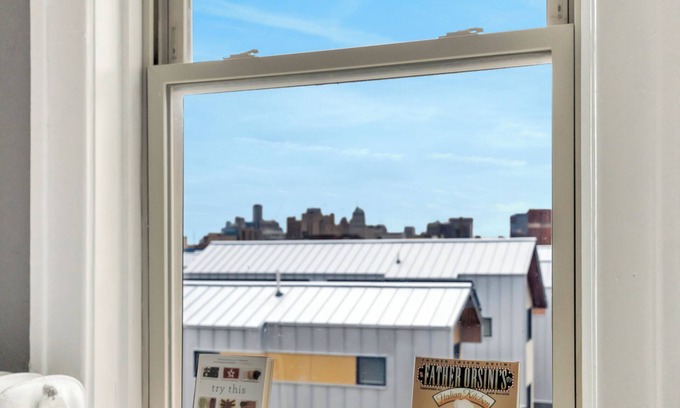 Midtown Apartment | This apartment is a 1 bedroom(s), 1 bathrooms, located in Detroit, MI.