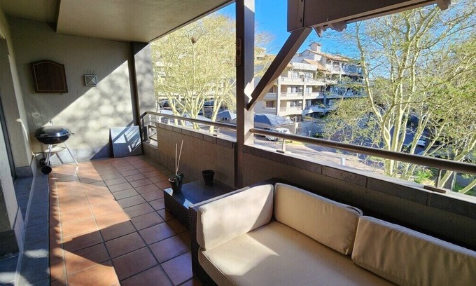 Greater Johannesburg Metropolitan Area Apartment | This apartment is a 2 bedroom(s), 2.5 bathrooms, located in Sandton, Gauteng.