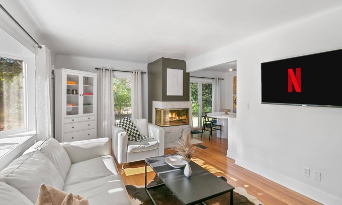 Oak Park Apartment | This apartment is a 4 bedroom(s), 2 bathrooms, located in Oak Park, MI.