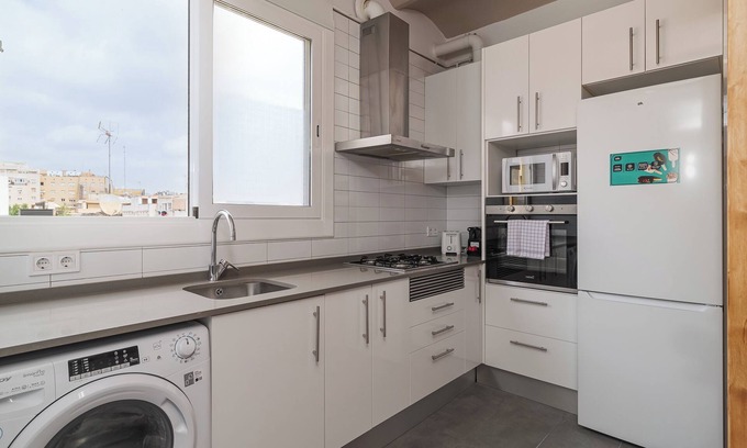 Sants Apartment | This apartment is a 2 bedroom(s), 1 bathrooms, located in Barcelona, Catalunya.