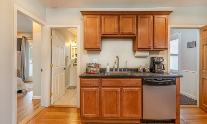 Wanskuck Apartment | This apartment is a 4 bedroom(s), 2 bathrooms, located in Providence, RI.