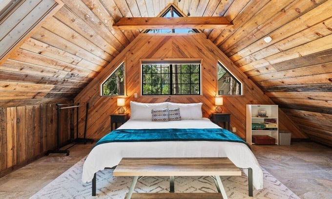 West Village Apartment | This apartment is a 1 bedroom(s), 1 bathrooms, located in Shaver Lake, CA.