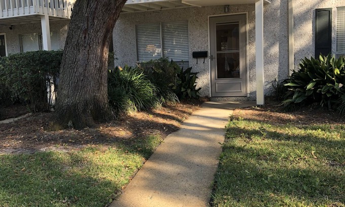 Demere Park Condo | This condo is a stroll to the pier and 10 restaurants and 1.2 miles to beach!