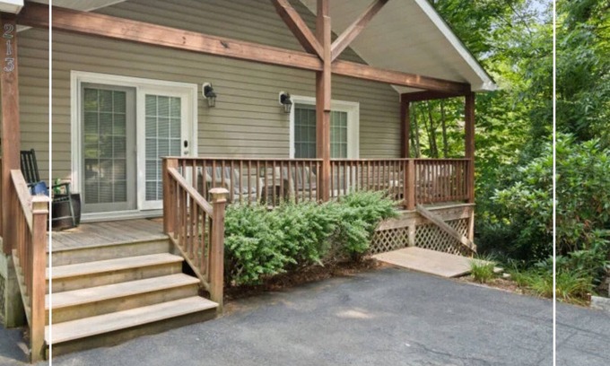 Newland Cottage | This cottage is a 2 bedroom(s), 2 bathrooms, located in Newland, NC.
