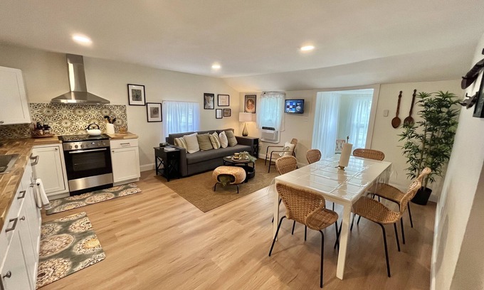 Fort Pierce House | This Cozy Cottage is located a few minutes from the downtown area and the beach.
