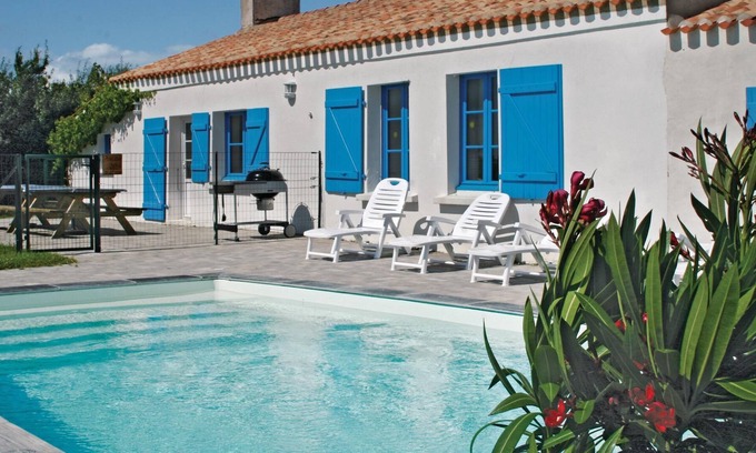 Bois-de-Cene House | This ground-level vacation home welcomes its guests with a magnificent private pool and a spacious t