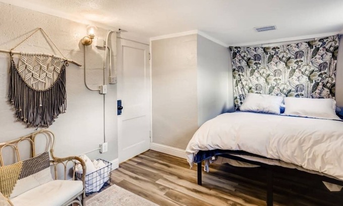 Baker Apartment | This guest suite is a 1 bedroom(s), 1 bathrooms, located in Denver, CO.