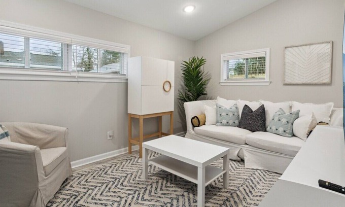 Buckroe Beach House | This house is a 1 bedroom(s), 1 bathrooms, located in Hampton, VA.