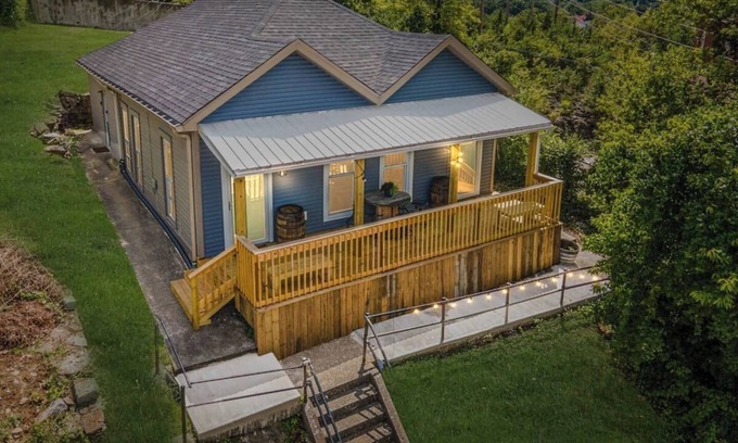 Frankfort House | This house is a 2 bedroom(s), 1 bathrooms, located in Frankfort, KY.