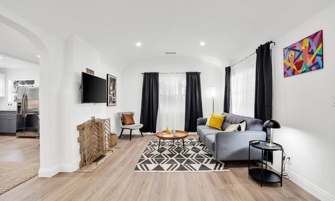 North Central House | This house is a 2 bedroom(s), 1.5 bathrooms, located in Pasadena, CA.