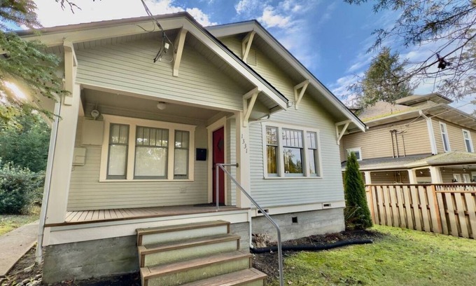 Olympia House | This house is a 2 bedroom(s), 1 bathrooms, located in Olympia, WA.