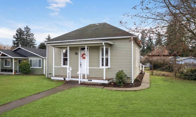 Olympia House | This house is a 2 bedroom(s), 1 bathrooms, located in Olympia, WA.