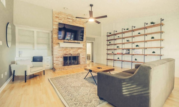 Meadows Place House | This house is a 3 bedroom(s), 2 bathrooms, located in Stafford, TX.