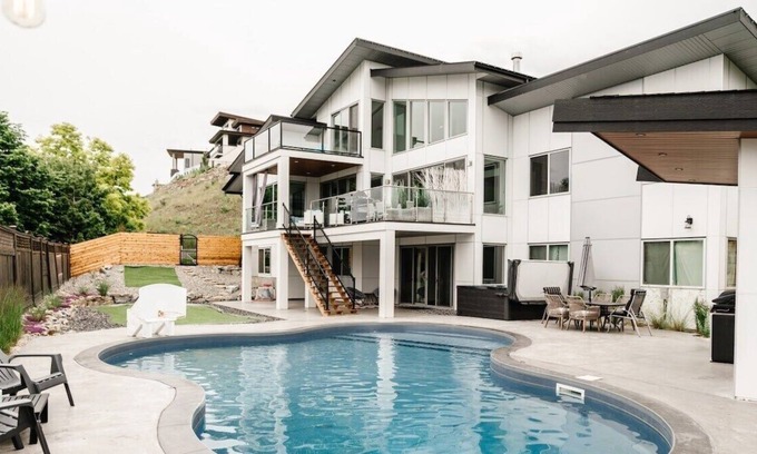 Southwest Mission House | This house is a 3 bedroom(s), 3.5 bathrooms, located in Kelowna, BC.