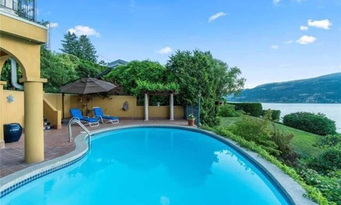 Poplar Point House | This house is a 3 bedroom(s), 3 bathrooms, located in Kelowna, BC.