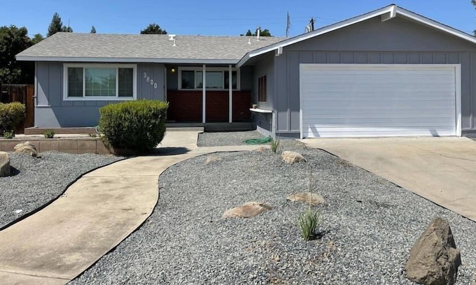 Visalia House | This house is a 3 bedroom(s), 2 bathrooms, located in Visalia, CA.