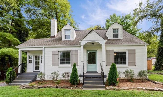 Bluefields House | This house is a 4 bedroom(s), 3 bathrooms, located in Nashville, TN.