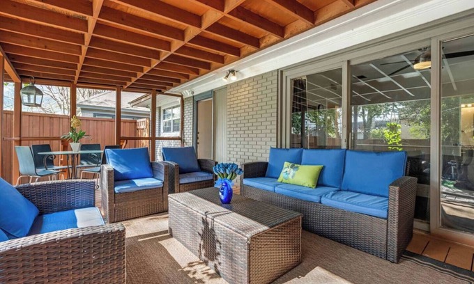 Oak Lawn House | This house is a 4 bedroom(s), 3 bathrooms, located in Dallas, TX.