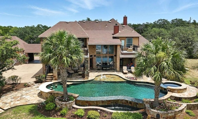 Rocky Ridge House | This house is a 6 bedrooms, 5 bathrooms, located in Austin, TX.