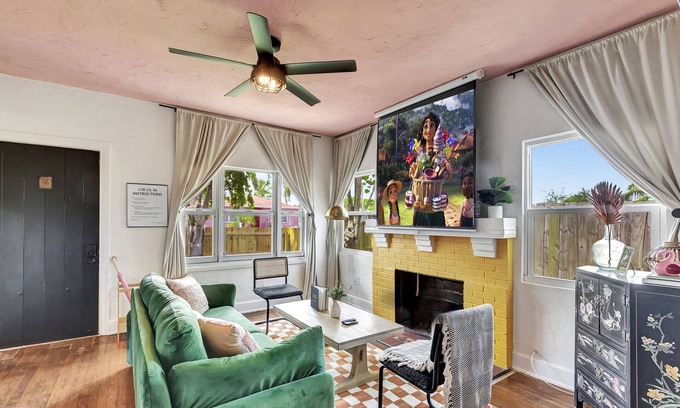 Parker Ridge House | This house is a 3 bedroom(s), 1 bathrooms, located in West Palm Beach, FL.
