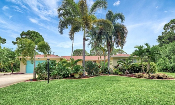 South Venice House | THIS IS THE HOUSE YOU'VE BEEN LOOKING FOR! 3 King Beds, Fence, Pets ok, Pool