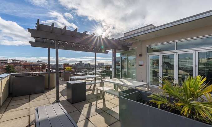 Downtown Victoria Apartment | This is the life! Waterfront studio version close to everything